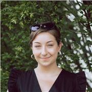 Studentessa di turismo internazionale impartisce lezioni di lingua inglese e lingua italiana per stranieri